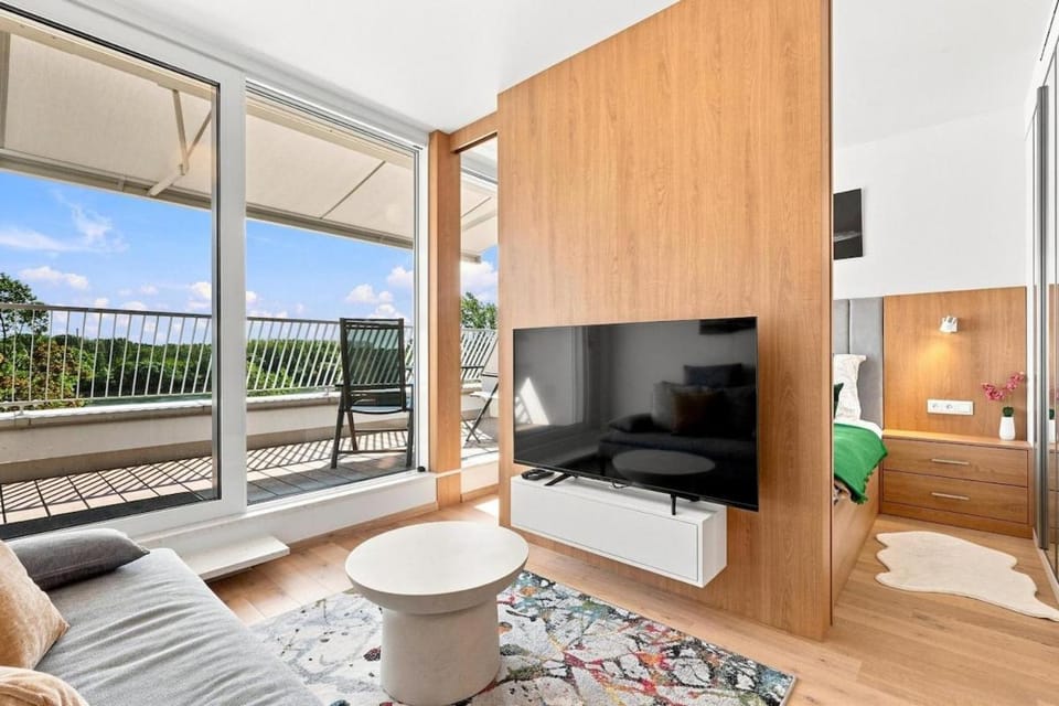 Communal lounge/ TV room, Bed, TV and multimedia, Living room, Photo of the whole room, Seating area, Evening entertainment, Bedroom