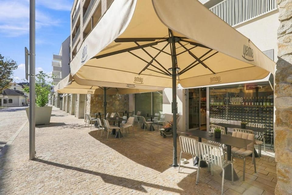 Property building, Patio, Restaurant/places to eat, Day, Banquet/Function facilities