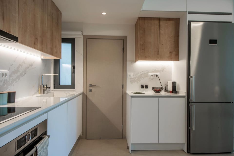 Coffee/tea facilities, Kitchen or kitchenette, dishwasher, oven, stove