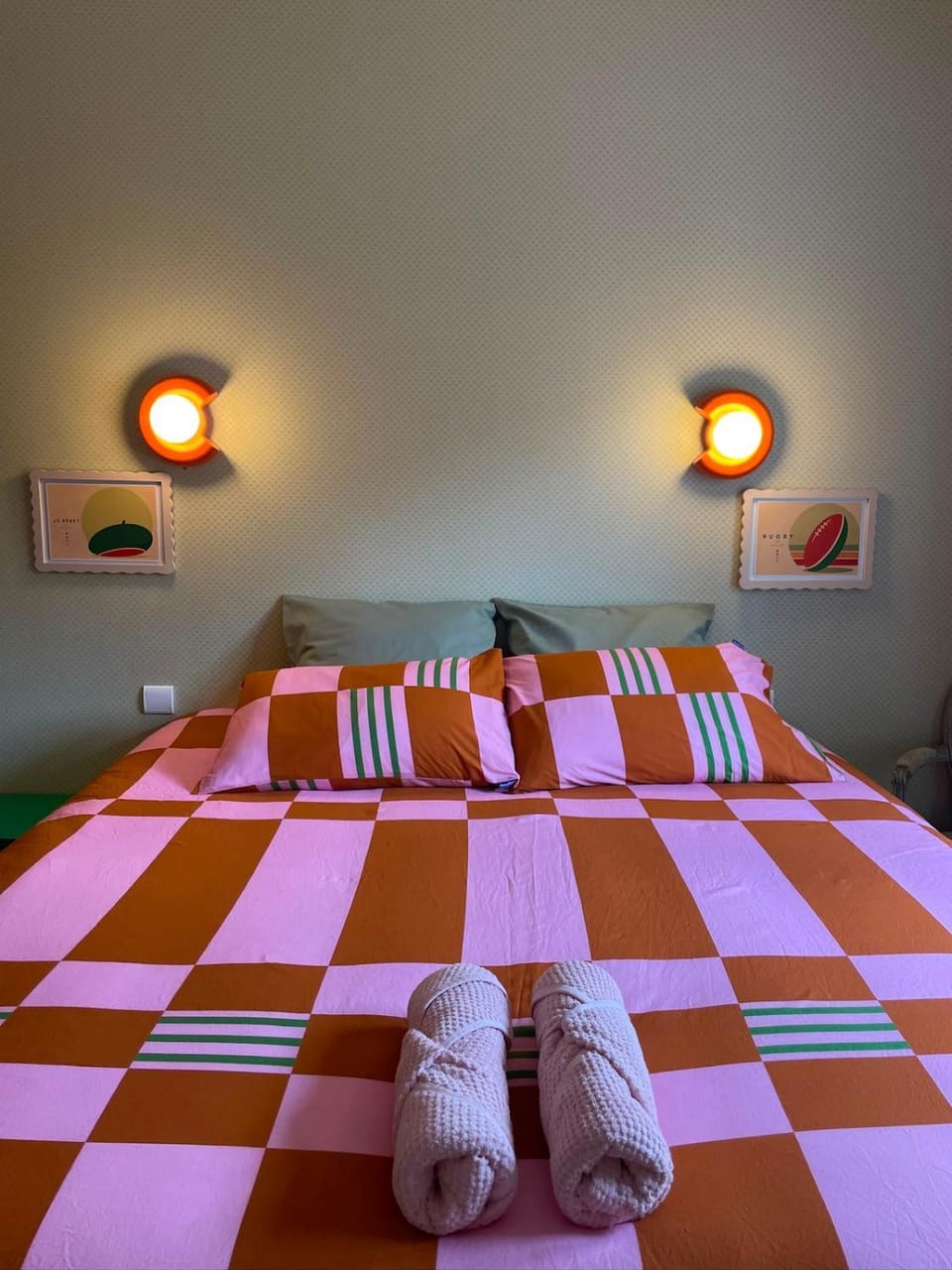 Bed, Bedroom, towels