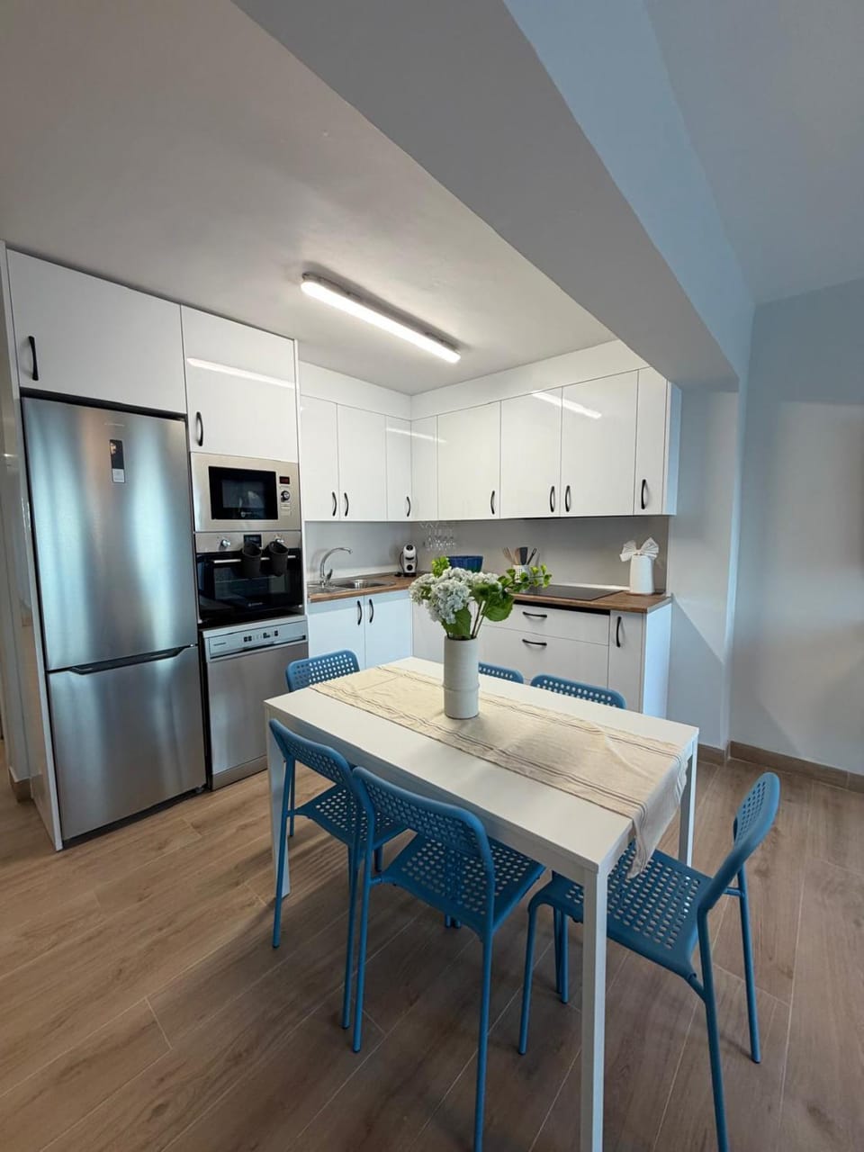 Kitchen or kitchenette, Dining area, dishwasher, oven, pet friendly