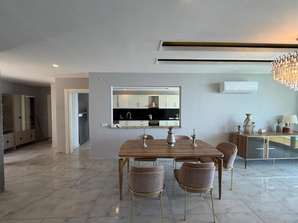 TV and multimedia, Kitchen or kitchenette, Living room, Seating area, Dining area