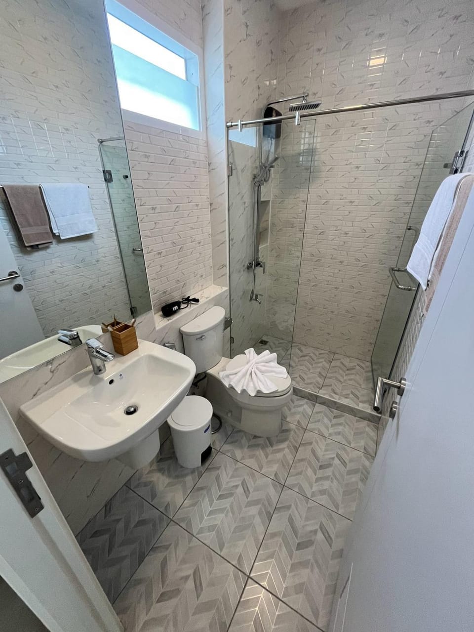 Shower, Toilet, Bathroom, towels