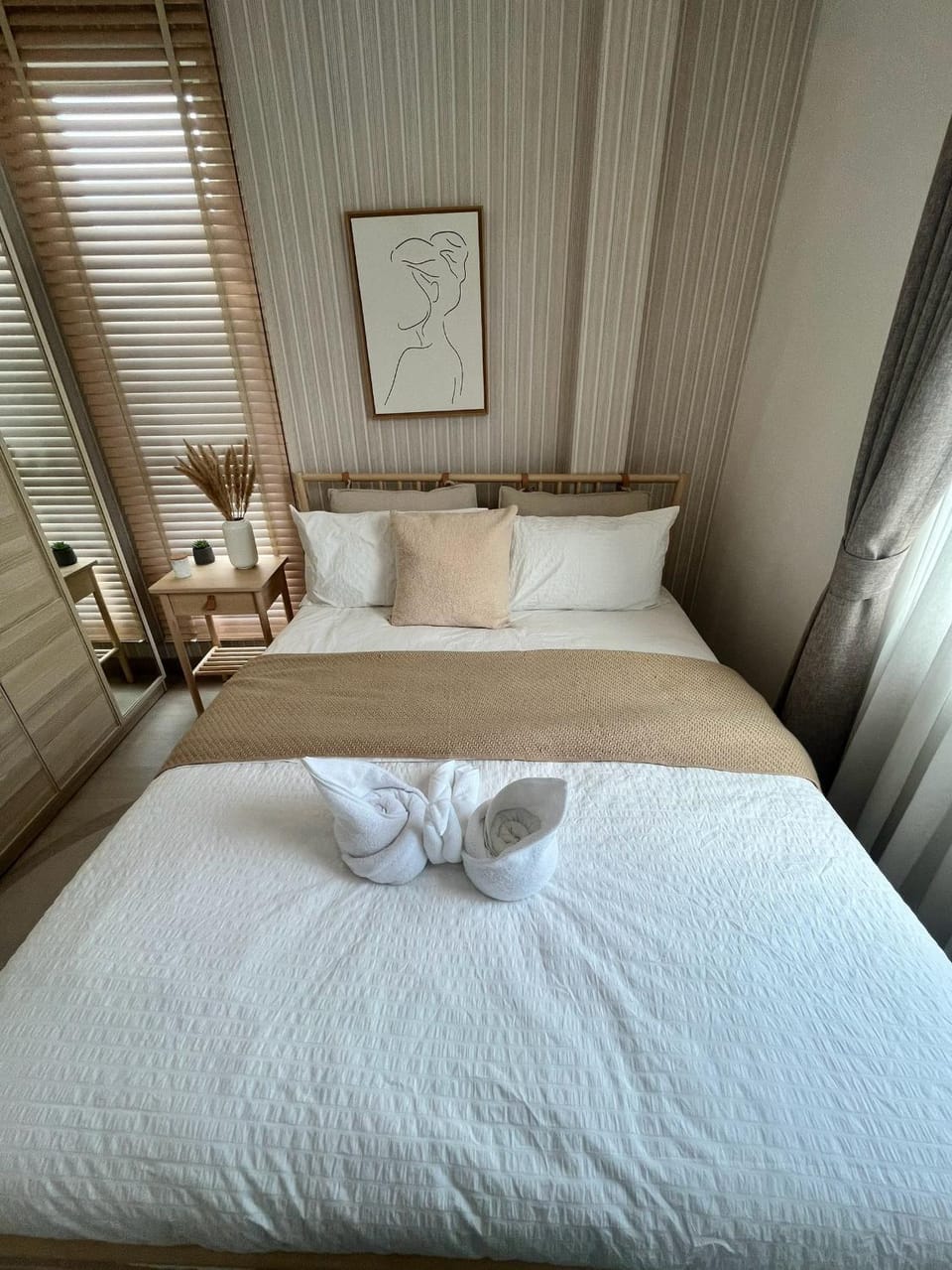 Bed, Photo of the whole room, Bedroom, towels