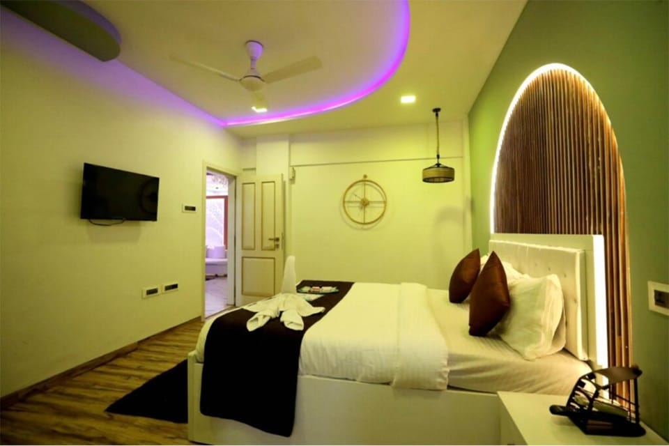 Bed, TV and multimedia, Photo of the whole room, Bedroom