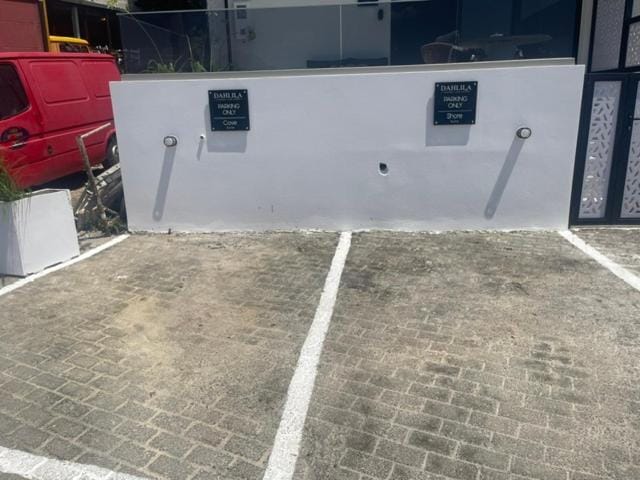 Facade/entrance, Parking, acessibility