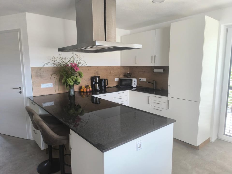 Kitchen or kitchenette, Dining area, dishwasher, minibar, stove