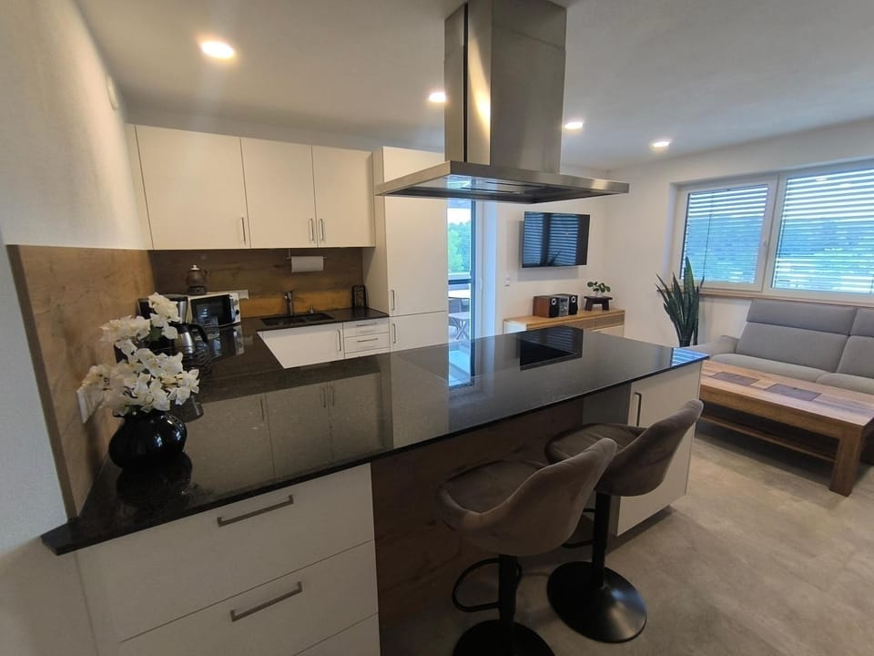 Communal lounge/ TV room, TV and multimedia, Kitchen or kitchenette, Living room, Seating area, Dining area, Evening entertainment, minibar, stove