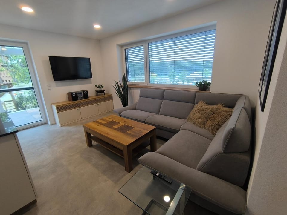 TV and multimedia, Living room, Seating area, Evening entertainment