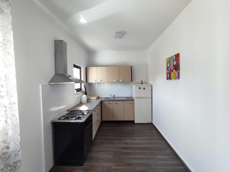 Kitchen or kitchenette, pet friendly, stove