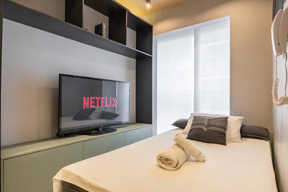 Bed, TV and multimedia, Bedroom, towels