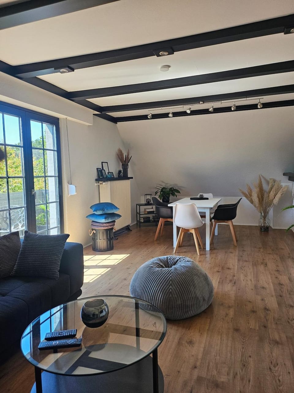 Living room, Seating area, Dining area