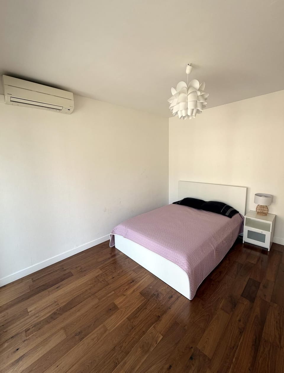 Bed, air conditioner