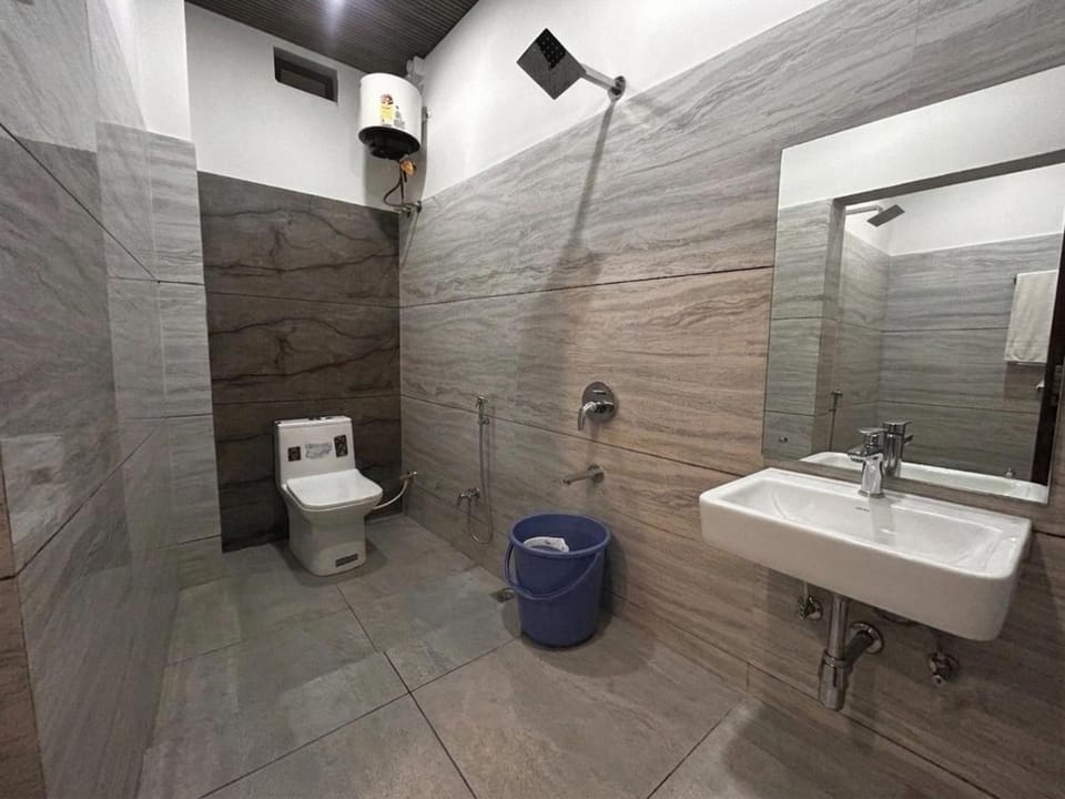Shower, Toilet, Bathroom, bidet, towels