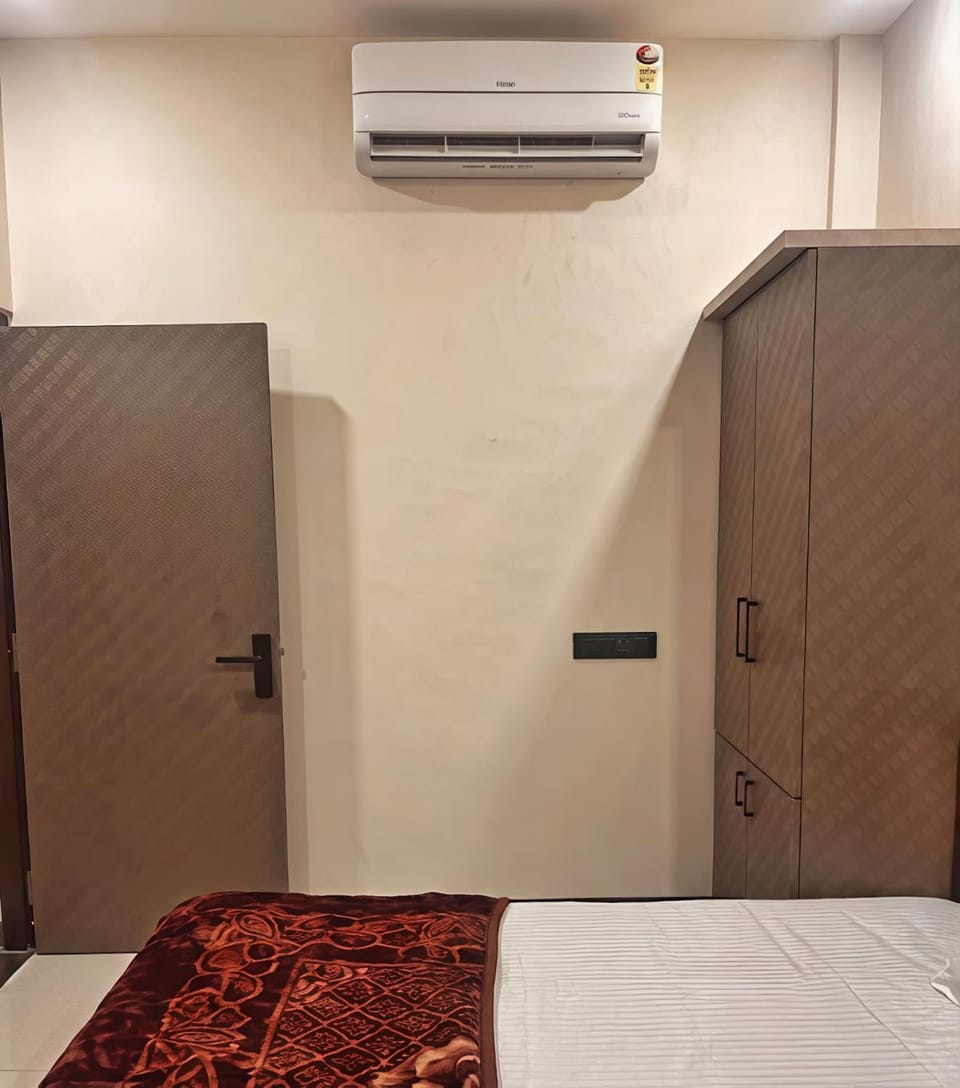 Bed, Photo of the whole room, wardrobe