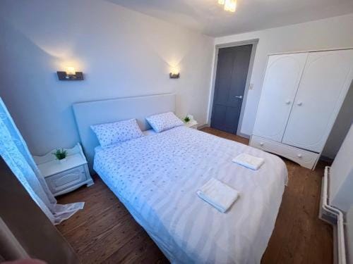 Maison 8 personnes à Brunehaut - 4 chambres avec Terrasse et parking - 12 min Tournai & 12 min Saint- Amand-Les-Eaux House in Belgium