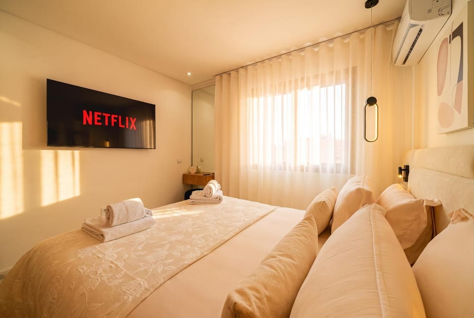 Bed, TV and multimedia, Photo of the whole room, Bedroom, towels, air conditioner
