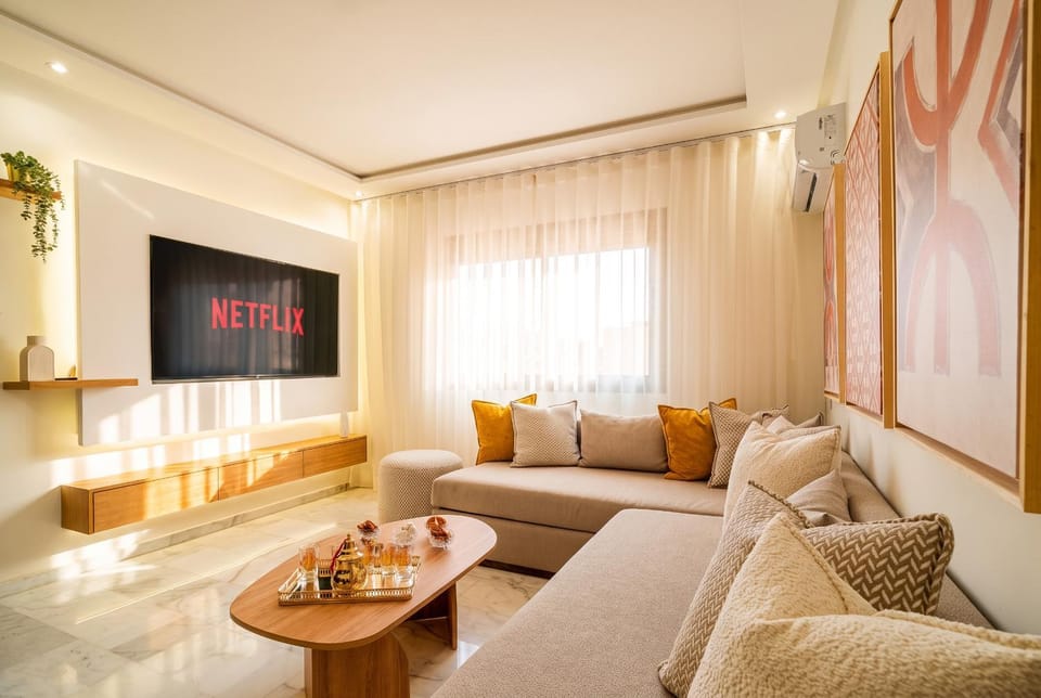 TV and multimedia, Living room, Food and drinks, Seating area