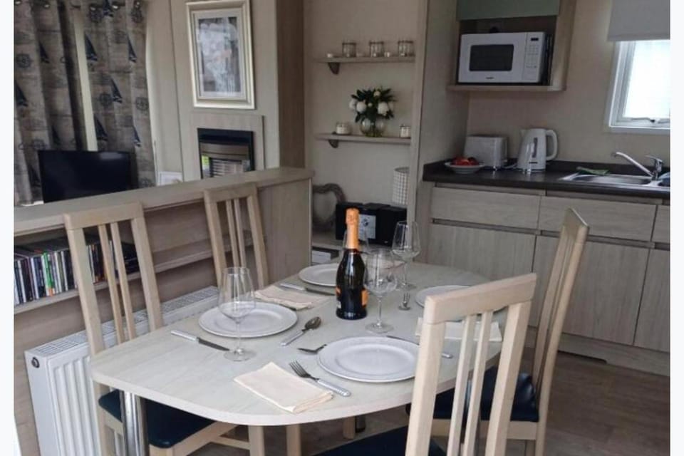 3-Bed Caravan Sleeps 6 plus travel cot with Indoor Pool SEN House in Allerdale District