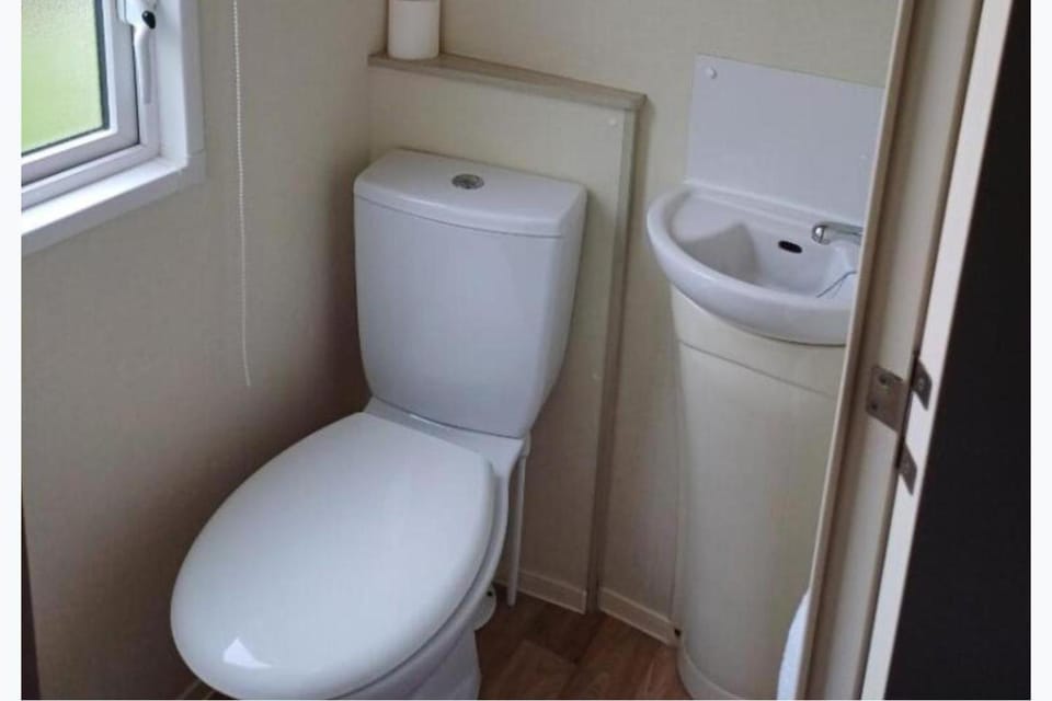 3-Bed Caravan Sleeps 6 plus travel cot with Indoor Pool SEN House in Allerdale District