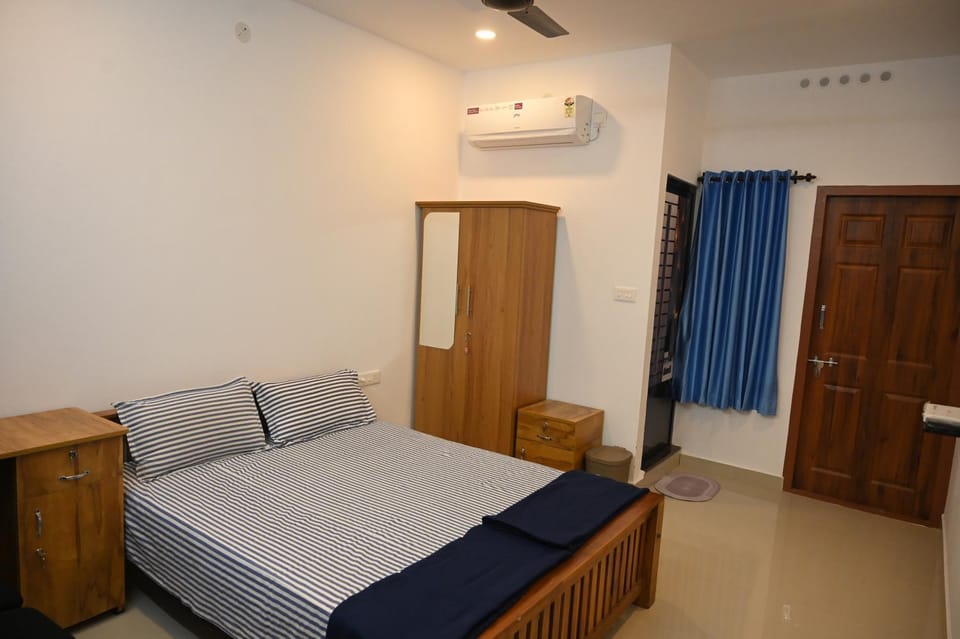 Bed, Photo of the whole room, Bedroom, wardrobe, air conditioner
