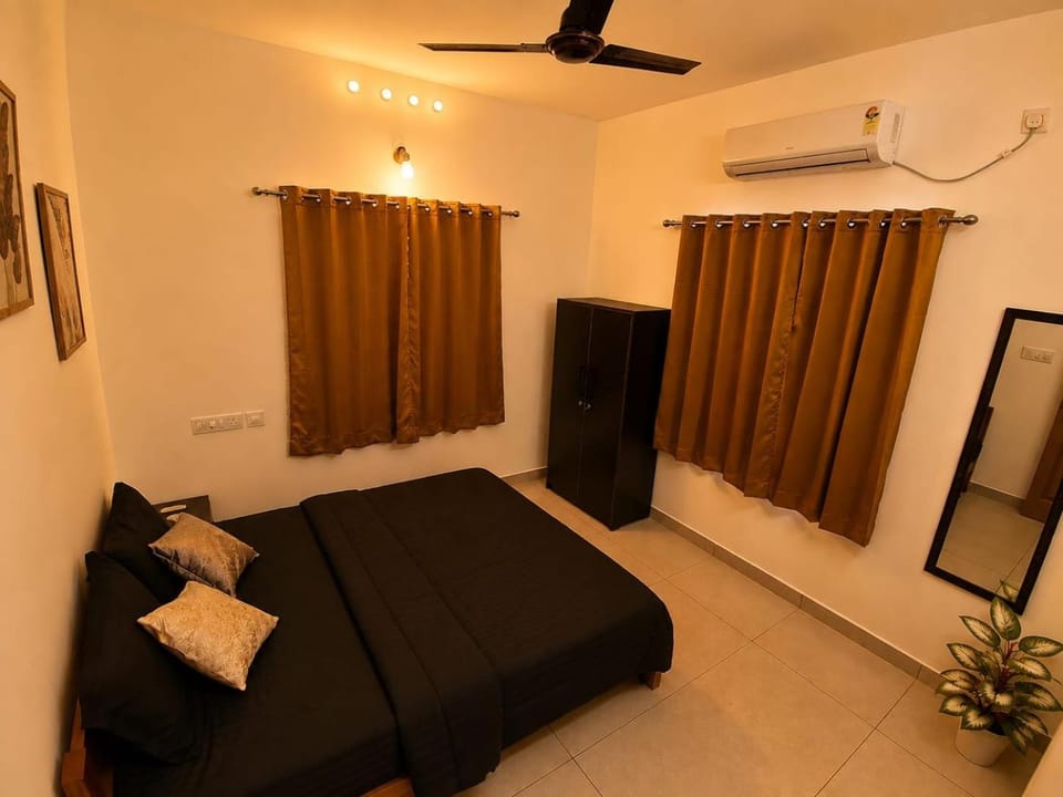 Bed, Photo of the whole room, Bedroom, air conditioner