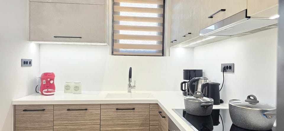Coffee/tea facilities, Kitchen or kitchenette, oven, stove
