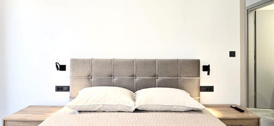 Bed, Photo of the whole room, Decorative detail, Decorative detail, Bedroom