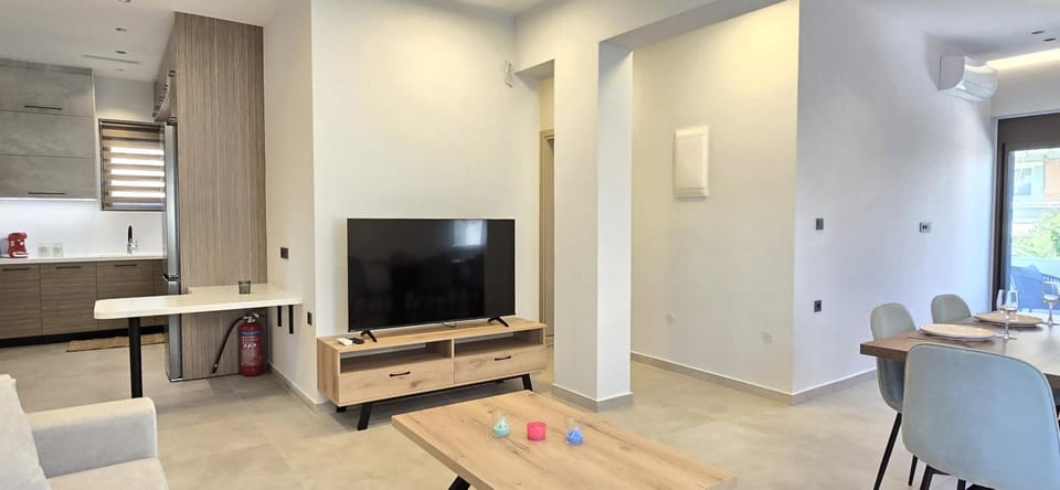 TV and multimedia, Kitchen or kitchenette, Living room, Seating area, Dining area