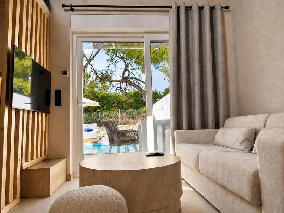 TV and multimedia, Living room, Seating area, Pool view