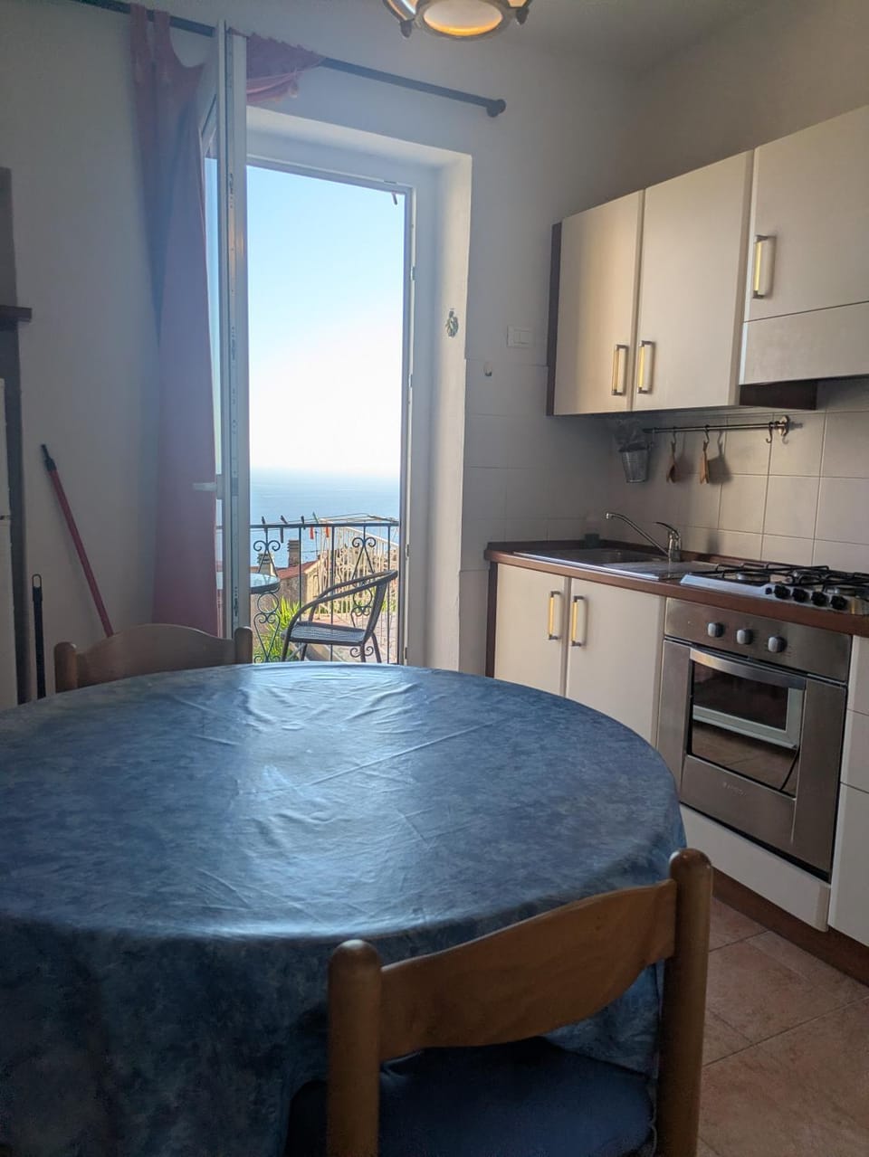 Kitchen or kitchenette, Dining area, stove