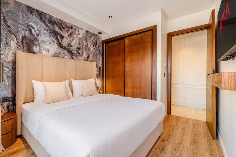 Luxury 2BR w/ Rooftop Pool City Center House in Marrakesh
