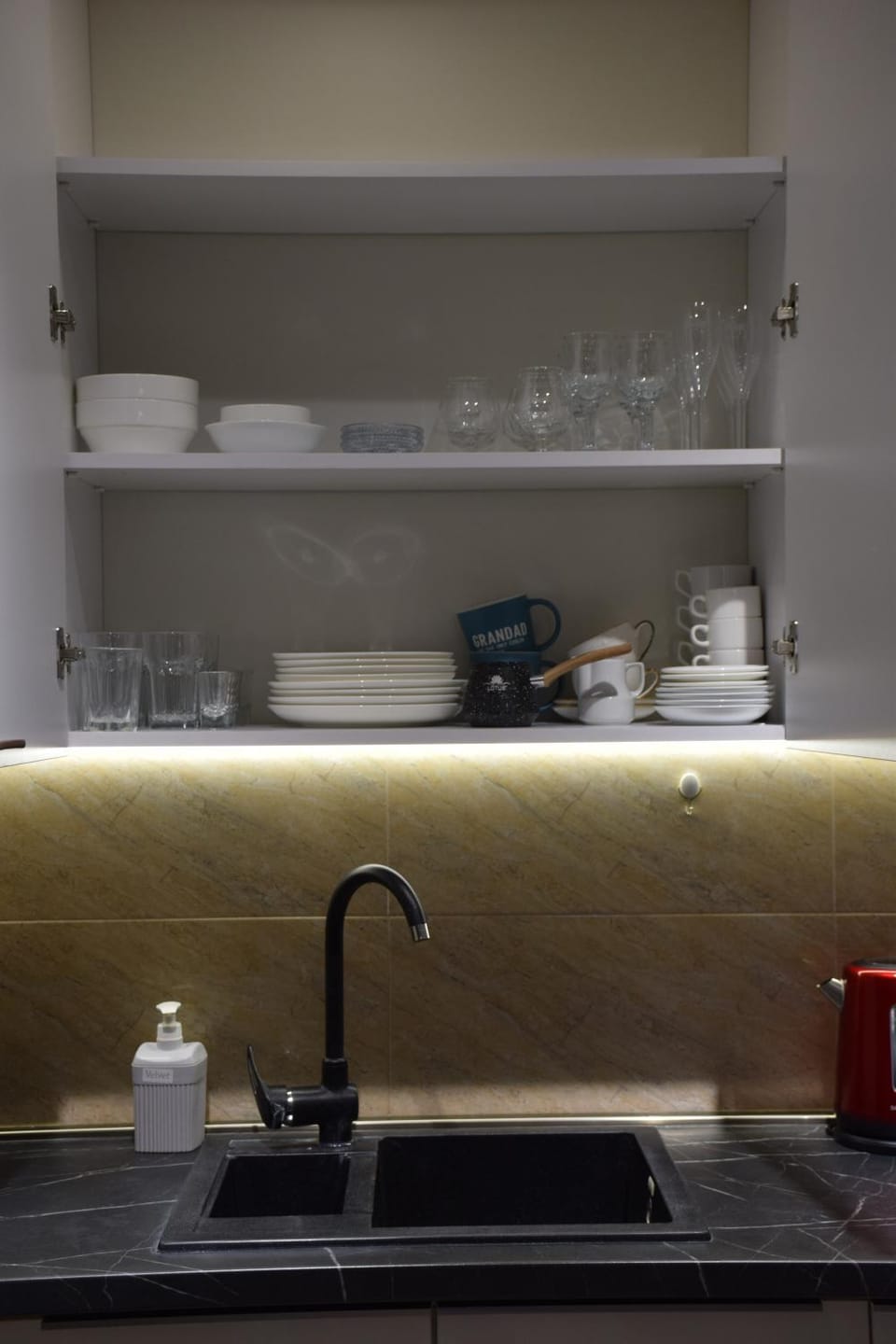 Coffee/tea facilities, Kitchen or kitchenette, stove