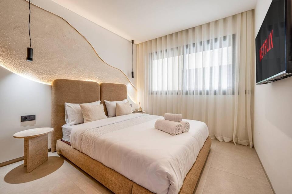 Modern 2BR Apartment with Rooftop Pool City Center House in Marrakesh