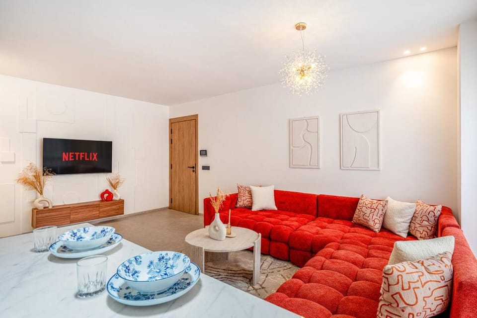 Modern 2BR Apartment with Rooftop Pool City Center House in Marrakesh