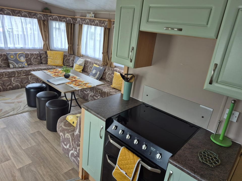 Kitchen or kitchenette, Seating area, oven