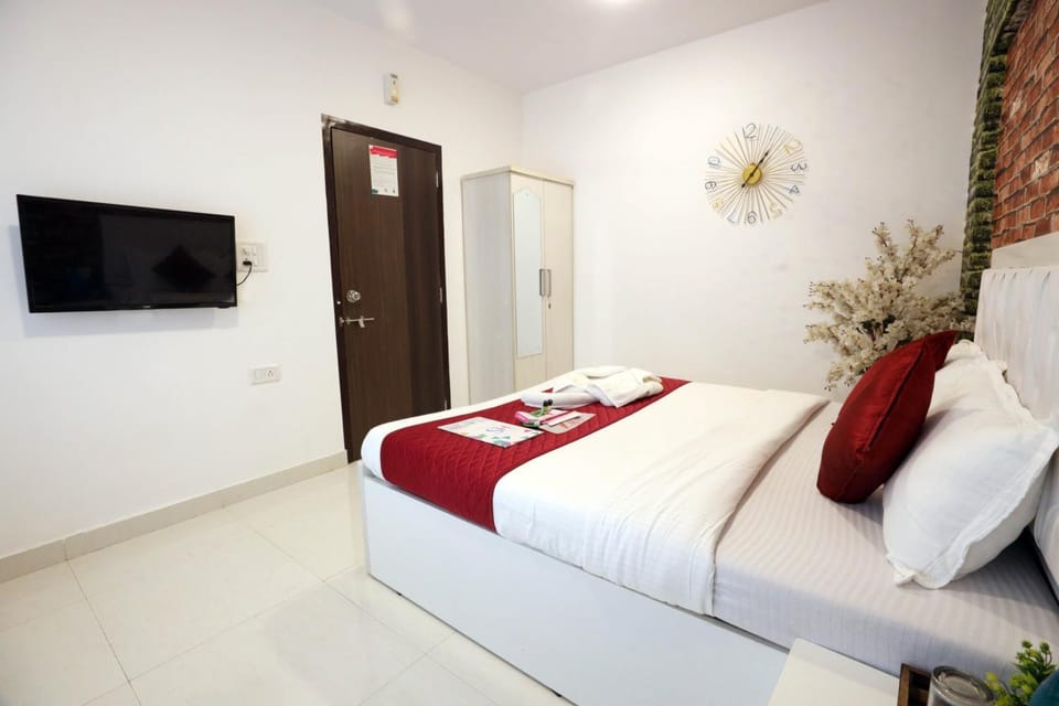 Communal lounge/ TV room, Bed, Photo of the whole room, Bedroom, towels, air conditioner