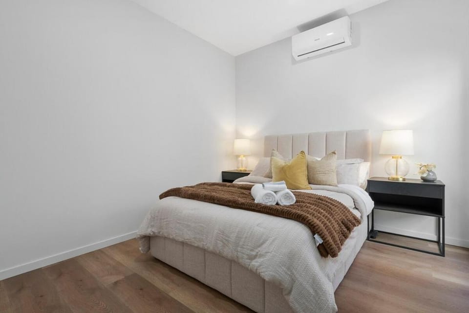 Bed, Photo of the whole room, Bedroom, towels, air conditioner