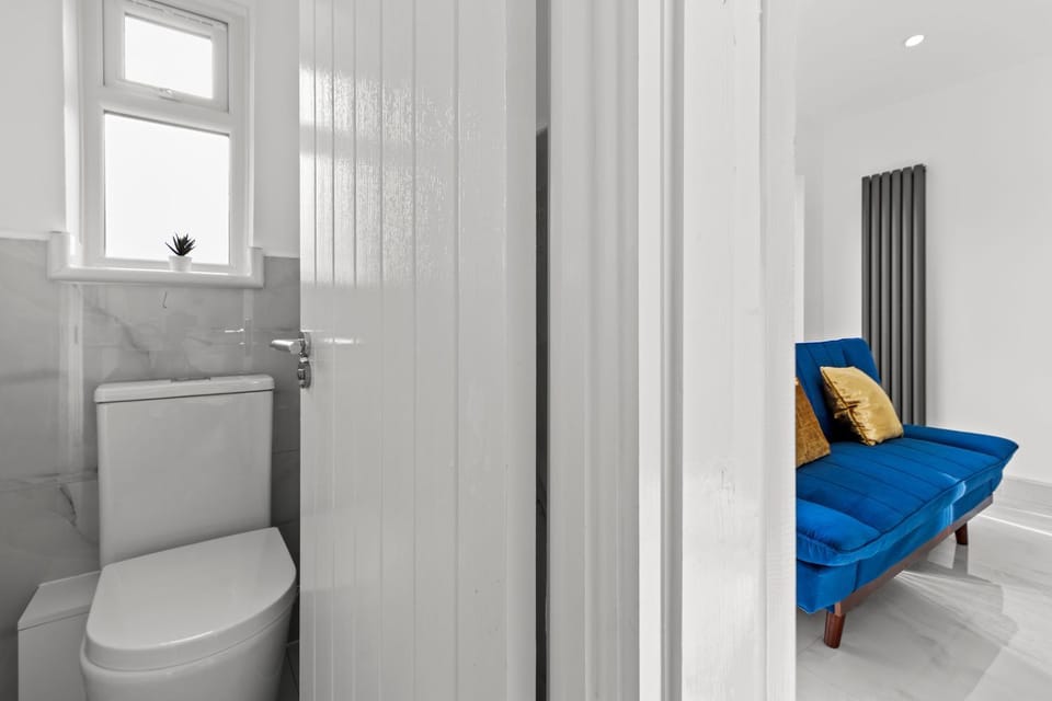 Toilet, Seating area