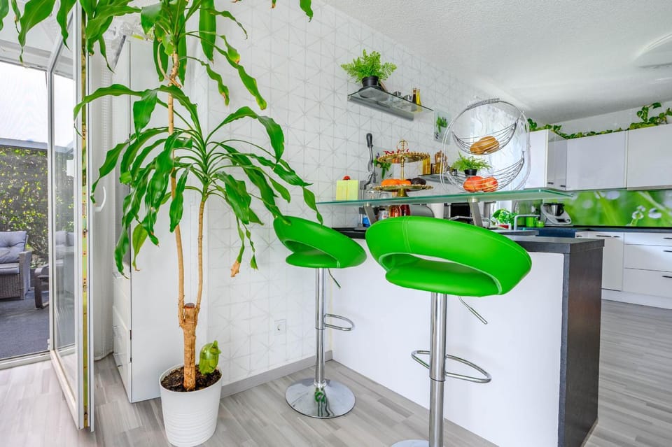 Kitchen or kitchenette, minibar