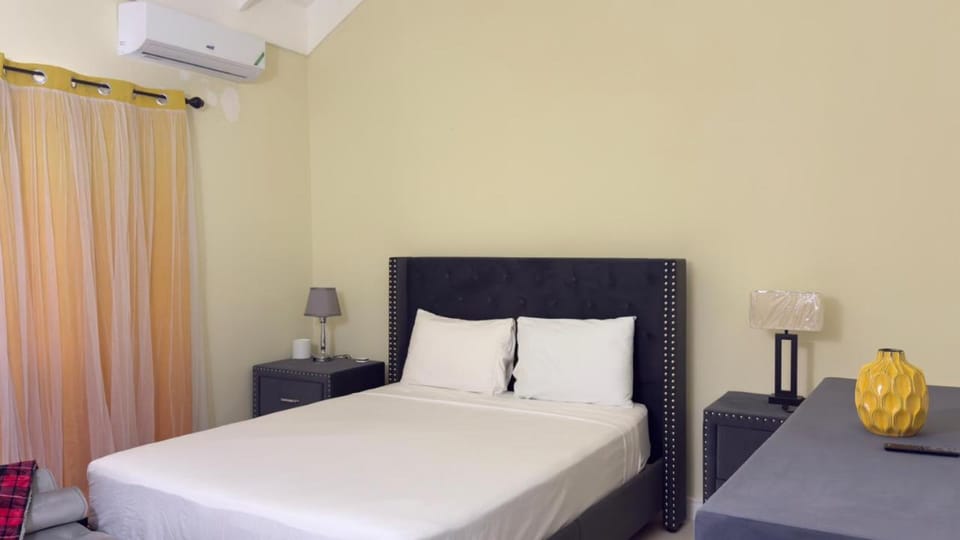 Photo of the whole room, Bedroom