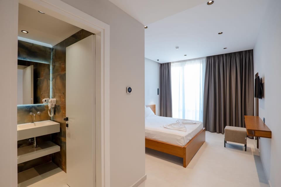 Bed, Bathroom, Photo of the whole room, Bedroom, towels