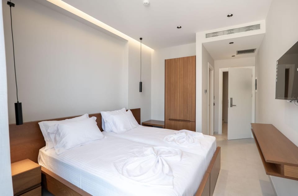 Bed, TV and multimedia, Photo of the whole room, Bedroom, towels, wardrobe