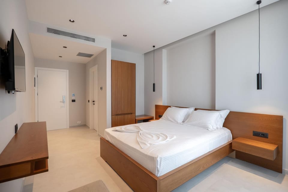 Communal lounge/ TV room, Bed, TV and multimedia, Living room, Photo of the whole room, Seating area, Evening entertainment, Bedroom, wardrobe