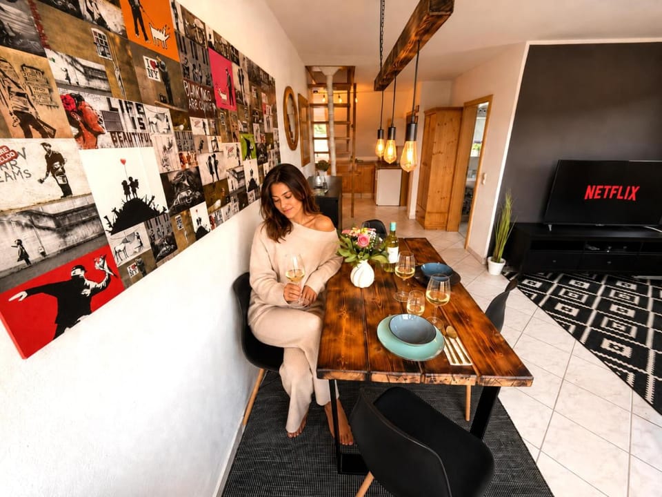 Living room, Food and drinks, Seating area, Dining area, Drinks