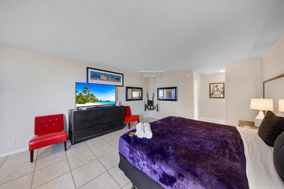 Bed, TV and multimedia, Photo of the whole room, Seating area, Evening entertainment, Bedroom