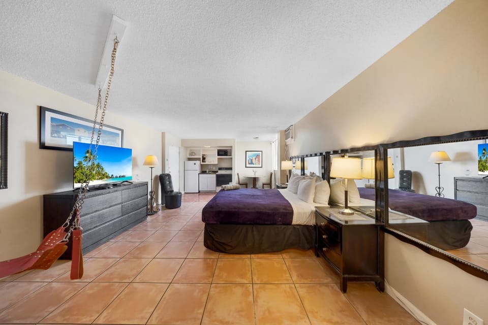 Bed, TV and multimedia, Kitchen or kitchenette, Living room, Photo of the whole room, Seating area