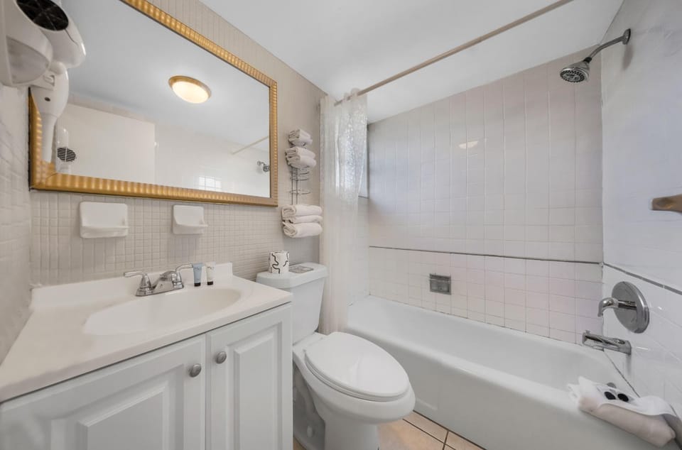 Shower, Toilet, Bathroom, Bath, towels