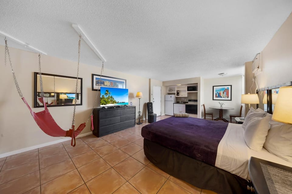 Bed, TV and multimedia, Kitchen or kitchenette, Living room, Photo of the whole room, Seating area, Dining area, Bedroom, hair dresser