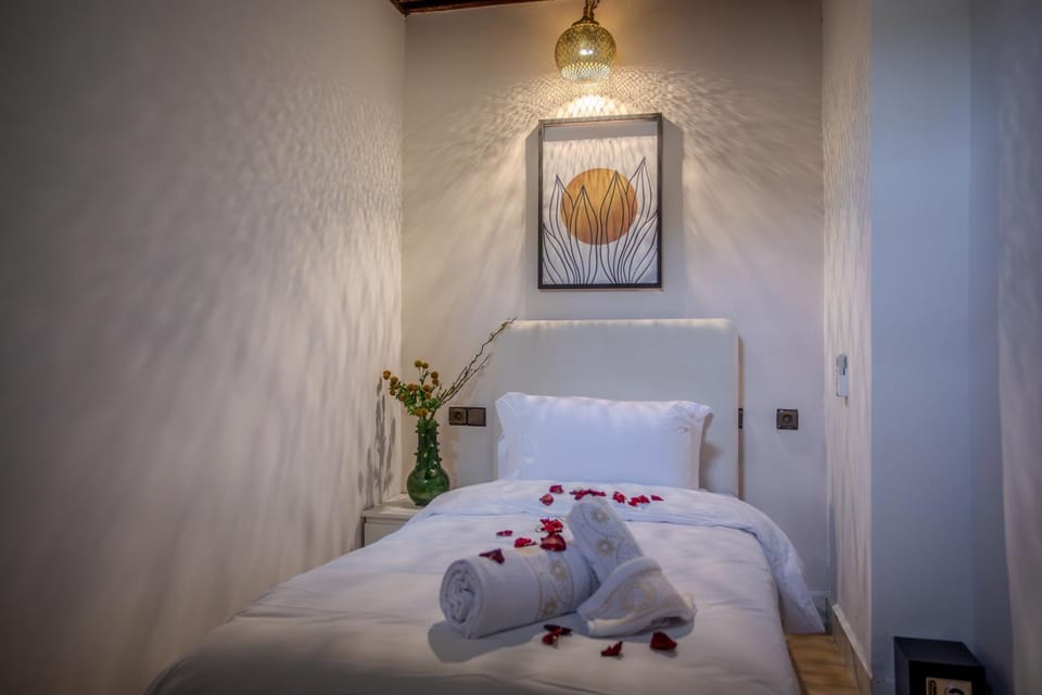 Bed, Photo of the whole room, Bedroom, towels